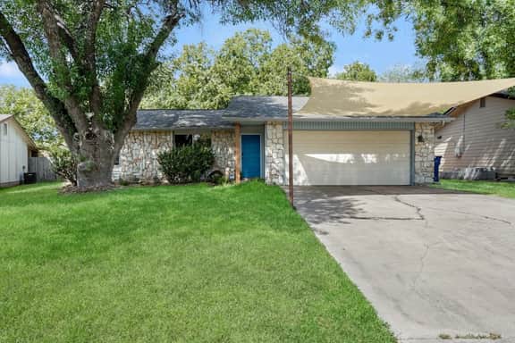12 Min to Airport + Spacious Backyard and Fire Pit - Image 4