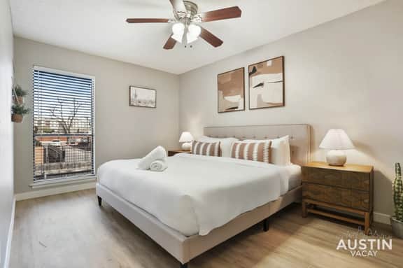 Bright Pool View Apt + Private Cabanas off N Lamar - Image 2