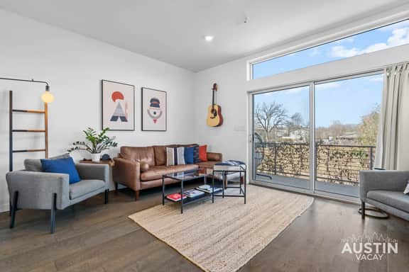 Central Condo w/ Balcony, Close to DT & Food - Image 3