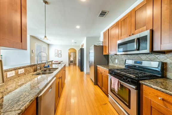 East ATX Home - Parking, NEW, Sleeps 6, Near DT - Image 2