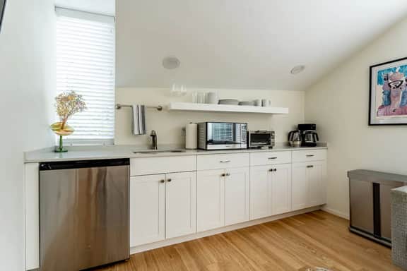 En Suite Complete - Parking, 2 Bed/2 Bath, Modern - Image 2