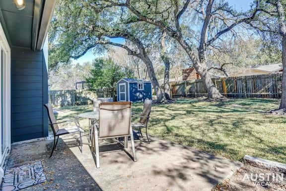 Feels Like Home | Beautiful Yard Near The Domain - Image 4
