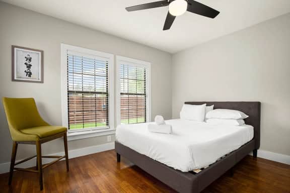 Gorgeous Home in Heart of Zilker with Full Kitchen - Image 4