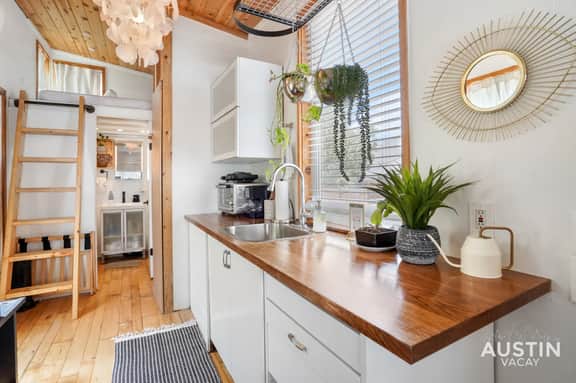 HGTV Featured Tiny Home w Hot Tub Near East 6th St - Image 2