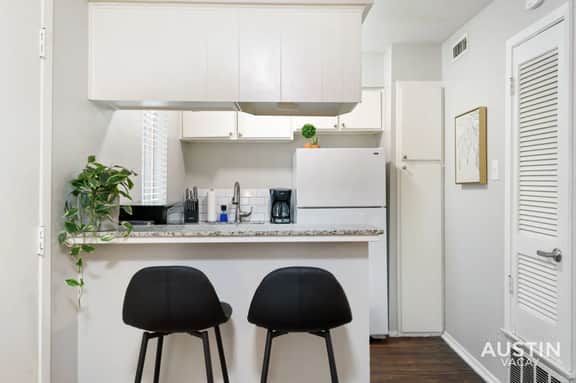 Hyde Park Studio Apt + King Bed and Free Parking - Image 4