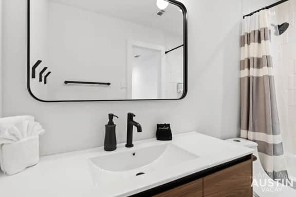 Insta-Ready Apartment in Barton Hills w/ King Bed - Image 4