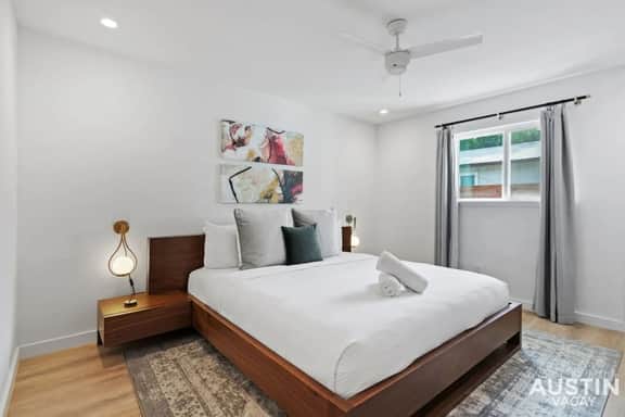 Insta-Ready Apartment in Barton Hills w/ King Bed - Image 2