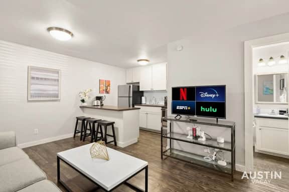 King Bed + Pool + Free Parking | Close To Zilker! - Image 2