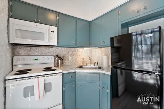 Lake Travis Studio Waterpark Access, Parking&Patio - Image 3