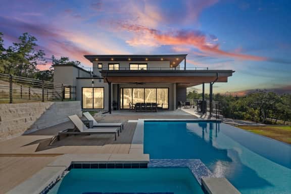 Luxury Living w Infinity Pool & Game Room Lounge - Image 5