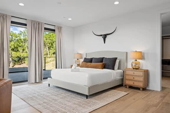 Luxury Living w Infinity Pool & Game Room Lounge - Image 3
