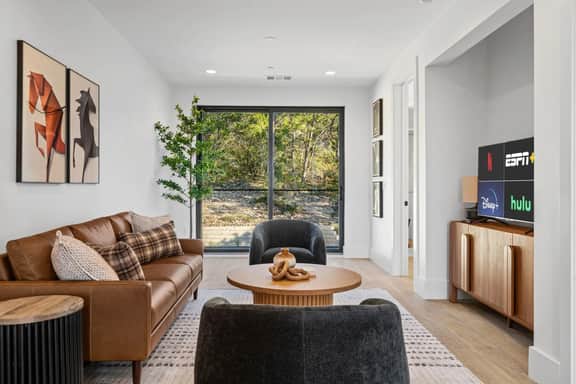 Luxury Living w Infinity Pool & Game Room Lounge - Image 4