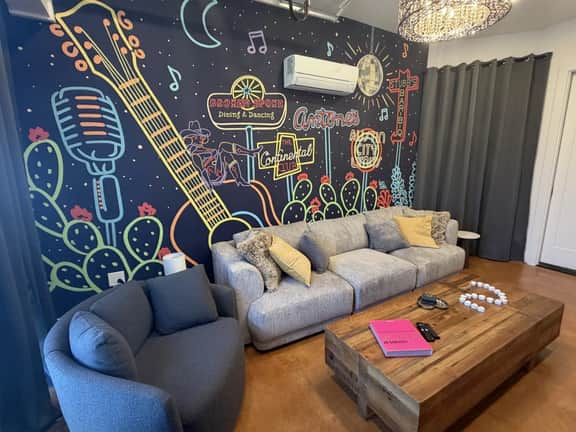 Luxury Living, Close to UT w BBQ & Cowboy Pool - Image 2
