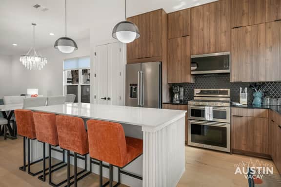 Luxury Living, Close to UT w BBQ & Cowboy Pool - Image 3