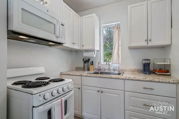 Near Lake, Waterpark Access 1BR Bungalow & Firepit - Image 4