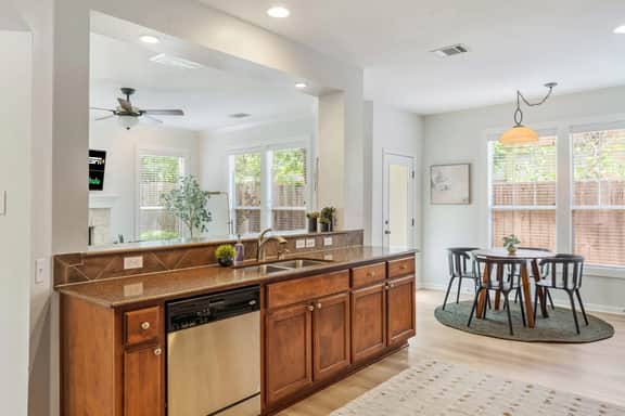 Perfect Central Location + Free Prkg and Cozy Beds - Image 2