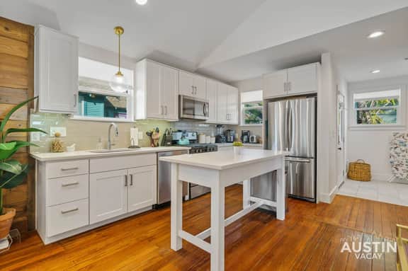 Pet-Friendly East Cesar Chavez Home Near Downtown! - Image 2