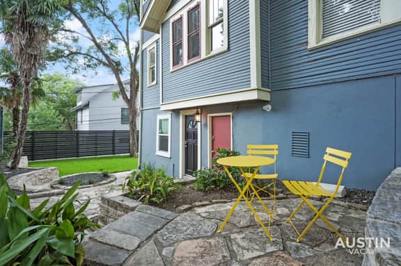 Prime Location w King Accommodations Near Downtown - Image 4