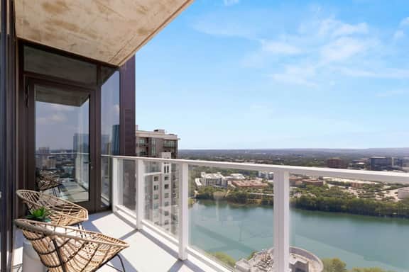 Rainey St Lux Condo: Rooftop Pool & Lake Views - Image 3