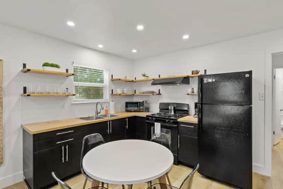 Recently Renovated E Austin Duplex + Free Parking - Image 3