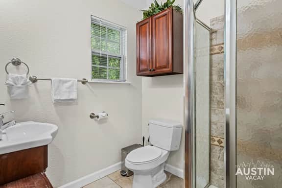 Relax on Riverview 1 Block to Lady Bird Lake - Image 4