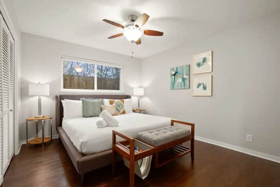 Retro Chic - Old Austin Charm W/ Updated Features! - Image 3