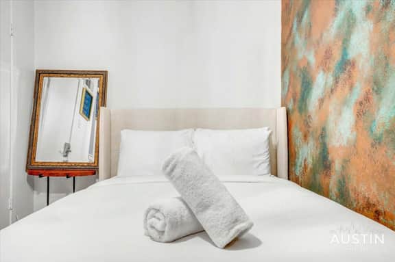 Riverside Gem for 4 | Swimming Pool + Free Parking - Image 2