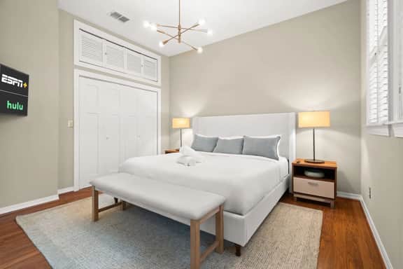 SoCo Charmer w K Suites Perfect for Group Getaways - Image 2
