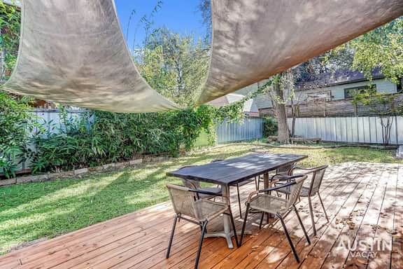 South Congress Living w/ Gorgeous Porch & Backyard - Image 2