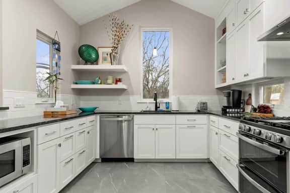 South ATX Retreat - Sleeps 4, Porch - Image 2