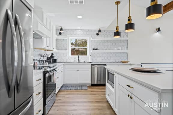 Stylish Lake Travis Stay Mins to The Oasis & More - Image 3
