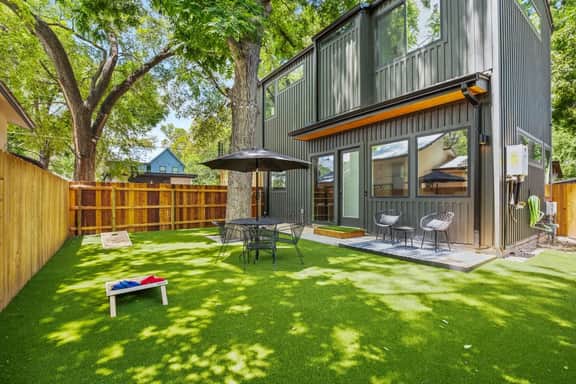 Super Stunning Back House w Terrace in East Chavez - Image 4