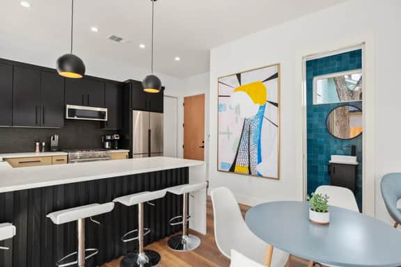 Super Stunning Back House w Terrace in East Chavez - Image 2
