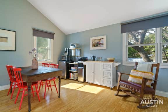 Tarrytown Studio Apt w/Kitchenette + King Bed - Image 2