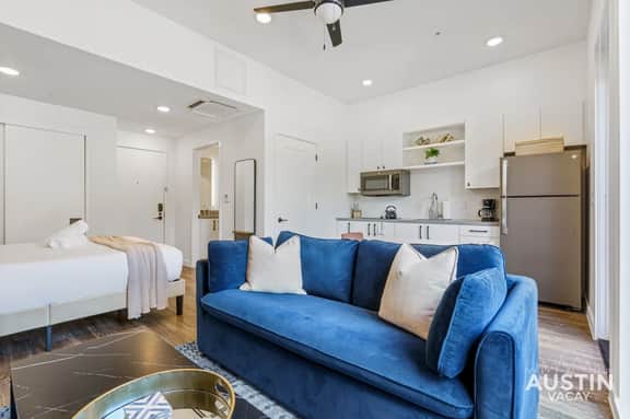 Vibrant Austin Studio | Balcony + Parking + Wi-Fi - Image 3