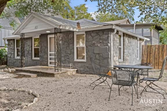 Walk to Bars, Dog-Friendly Bungalow & Parking - Image 4