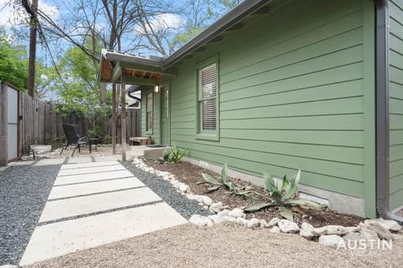 Walk to Lady Bird Lake from Perfectly Quaint Home - Image 4